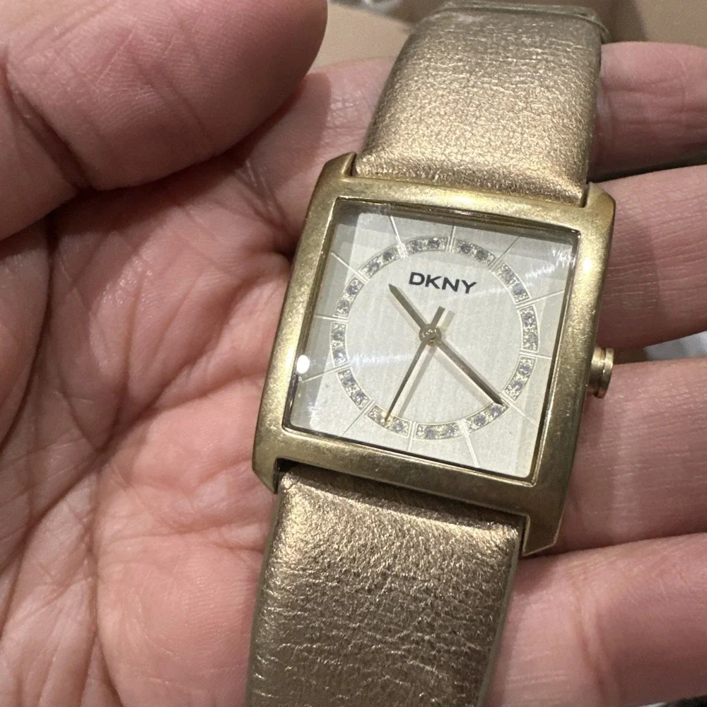 Working DKNY Square Crystal Ladies Watch  30mm Gold Strap New Battery Fit 7.5‎